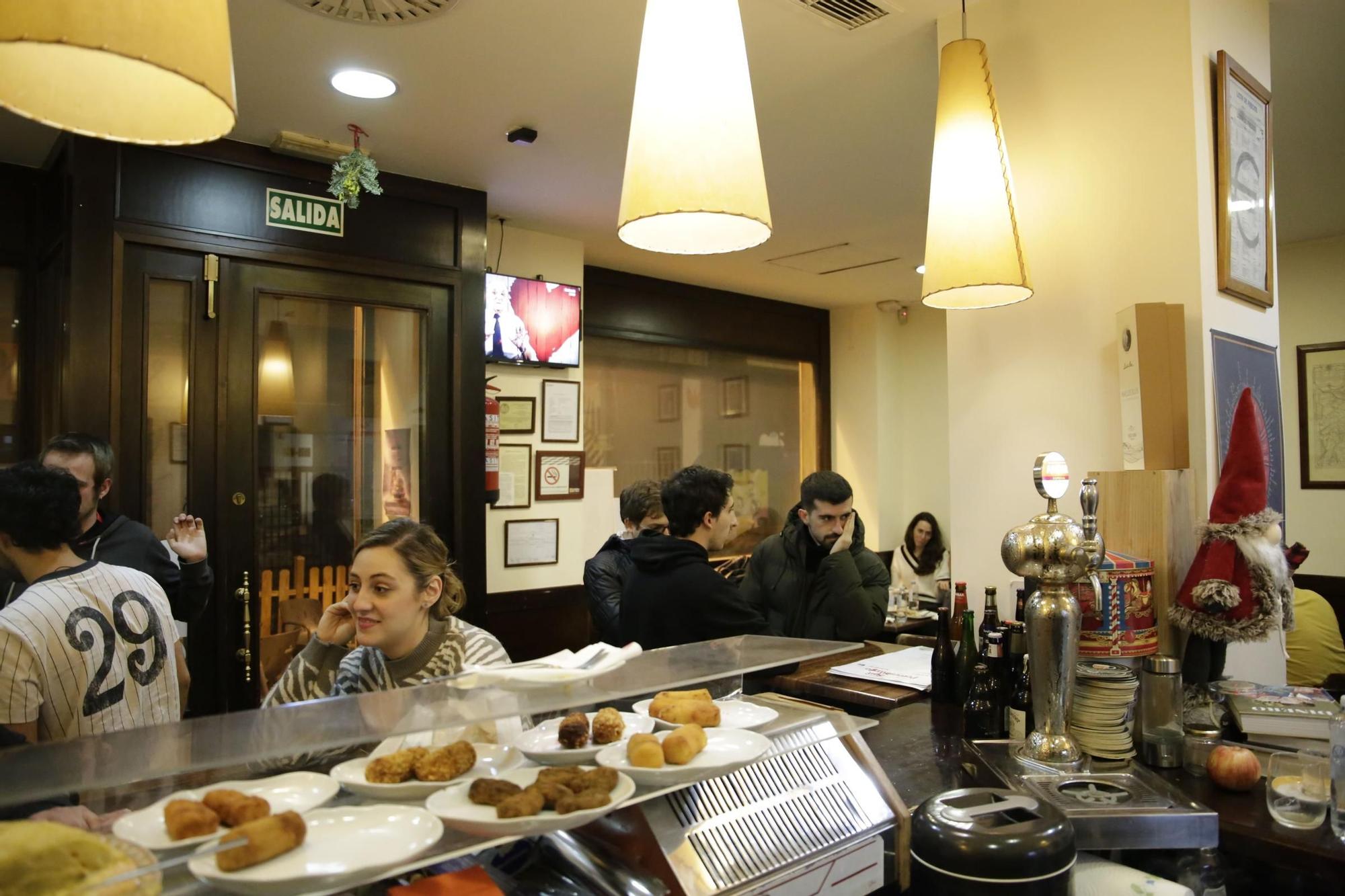 EN IMÁGENES | San Petersburgo, el bar con las hamburguesas más especiales de Zaragoza cumple 40 años: "Todas se piden"