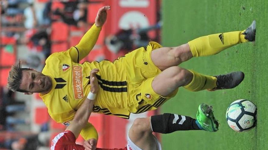 Una jugada del partit entre el Nàstic i l&#039;Osasuna.