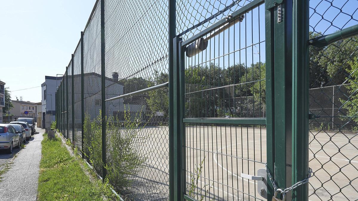 La pista esportiva de Torre de Taialà, tancada per un procés judicial.