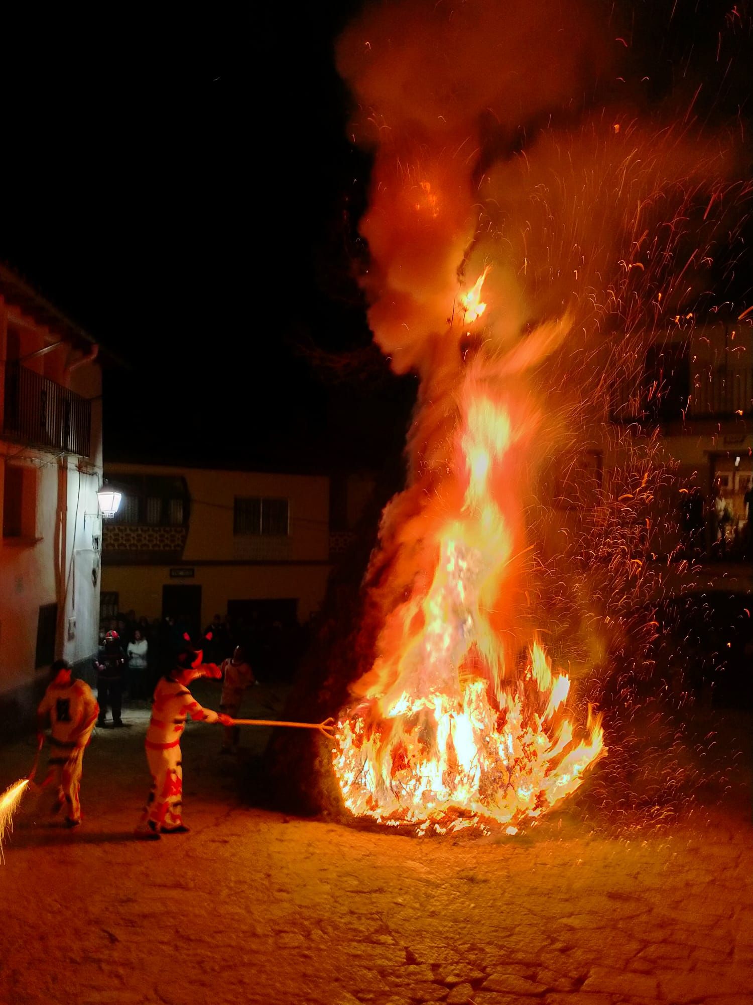 Las imágenes de la fiesta más rara de Sant Antoni en la Todolella, en octubre