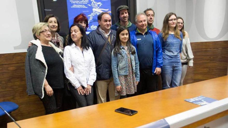 Mercedes González, segunda por la izquierda, con los organizadores.