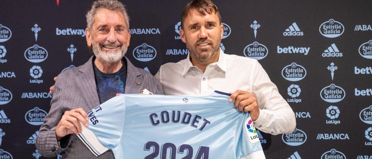 Mouriño y Coudet sostienen la camiseta del Celta tras la última renovación del técnico. |  // RCCV