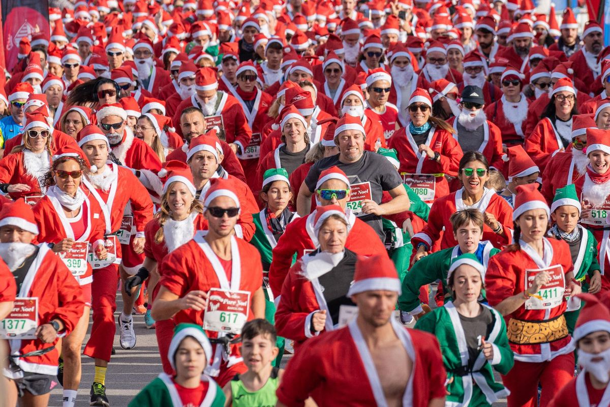Cientos de Santa Claus corren por Barcelona en la primera Cursa del Pare Noel