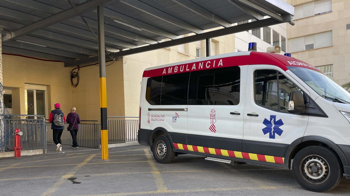 Una ambulancia en el Hospital General de Alicante