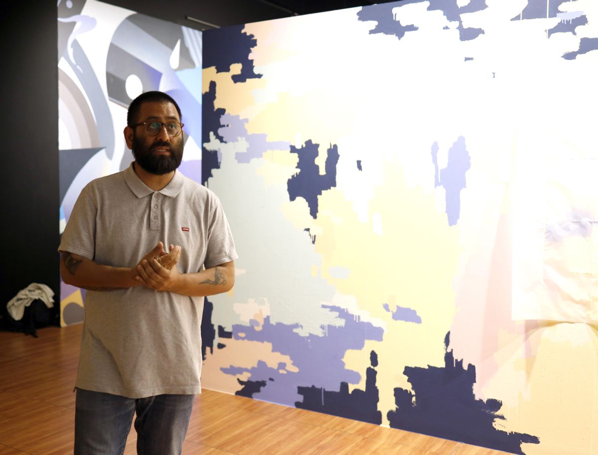 El artista canario Txemy, junto a su obra.