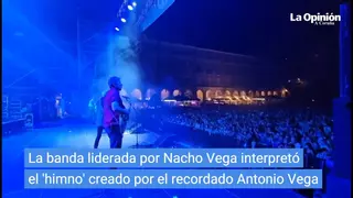 El público coruñés canta 'La chica de ayer' con Nacha Pop