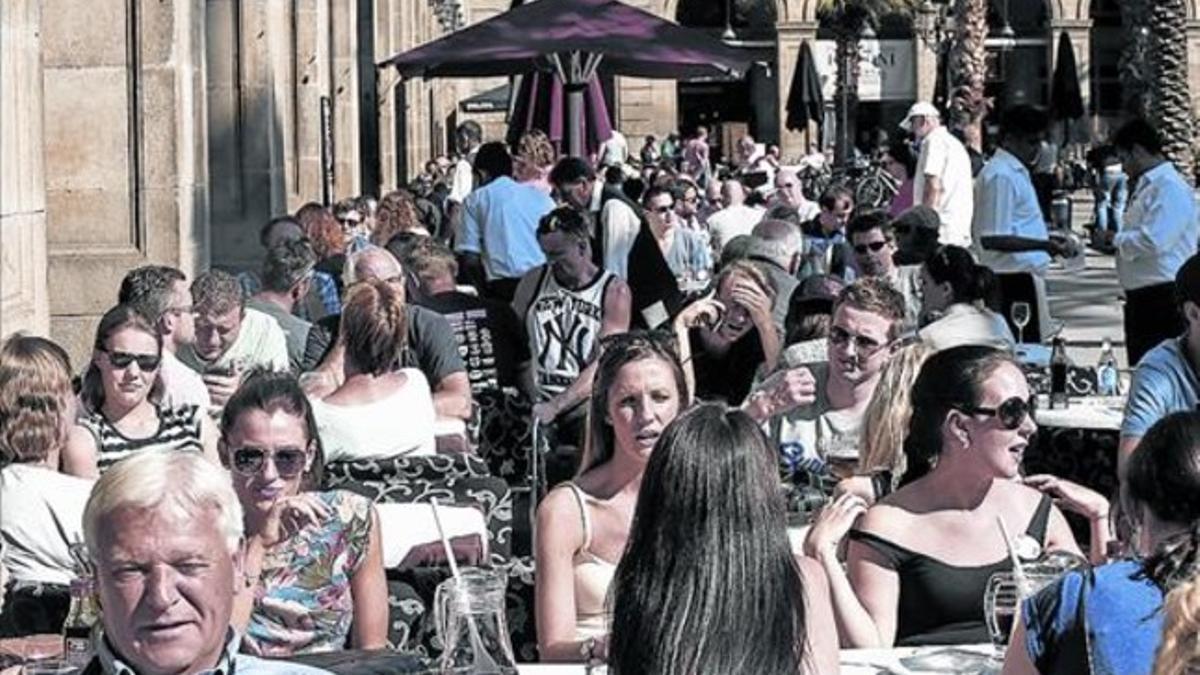 Turistas en las terrazas de la Plaça Reial de Barcelona, el 21 de mayo.