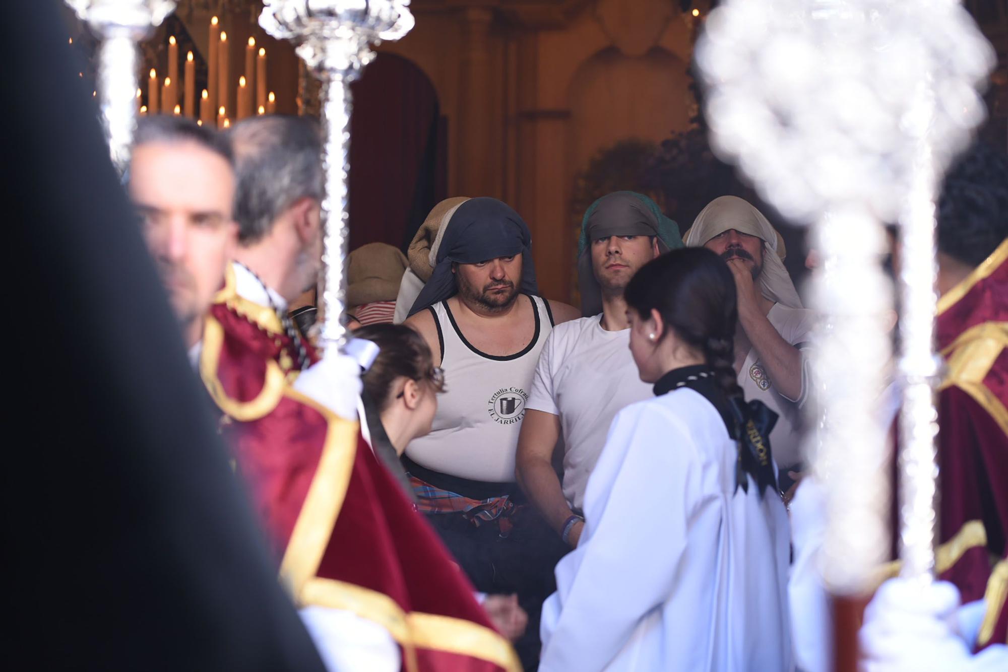 La hermandad del Perdón serpentea camino de la Catedral