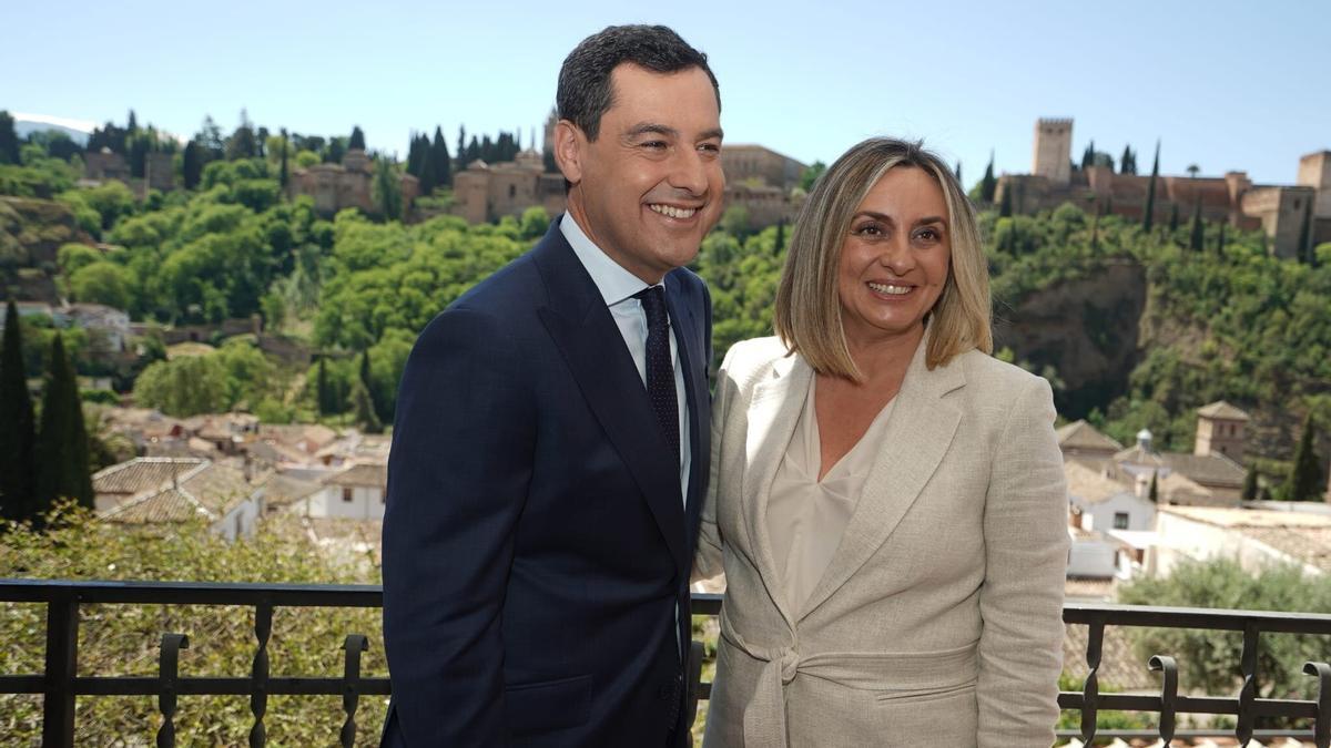 El presidente de la Junta de Andalucía y presidente del PP-A, Juanma Moreno, junto a la consejera de Fomento, Articulación del Territorio y Vivienda y candidata a la Alcaldía de Granada, Marifrán Carazo.