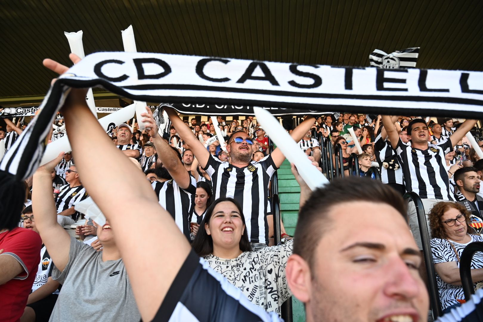 Así vive la afición albinegra el partido Alcorcón-Castellón