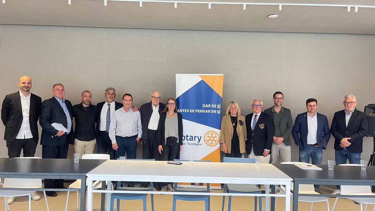 Colaboradores en la presentación del evento musical.