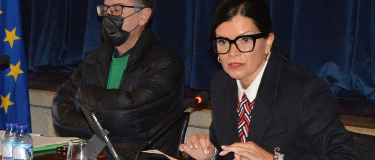 La alcaldesa de Mos, Nidia Arévalo, ayer, durante el pleno.