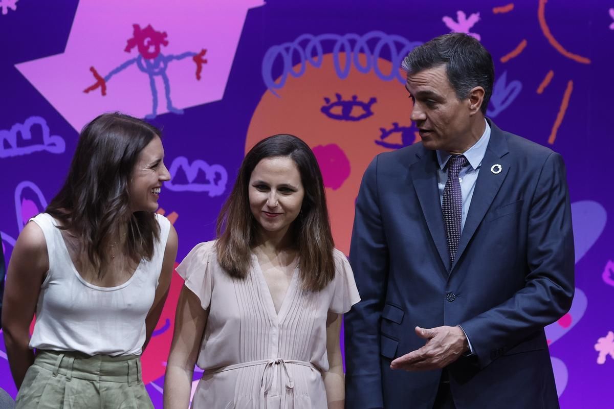 El presidente del Gobierno, Pedro Sánchez, junto a la ministra de Igualdad, Irene Montero, y la ministra de Derechos Sociales, Ione Belarra.