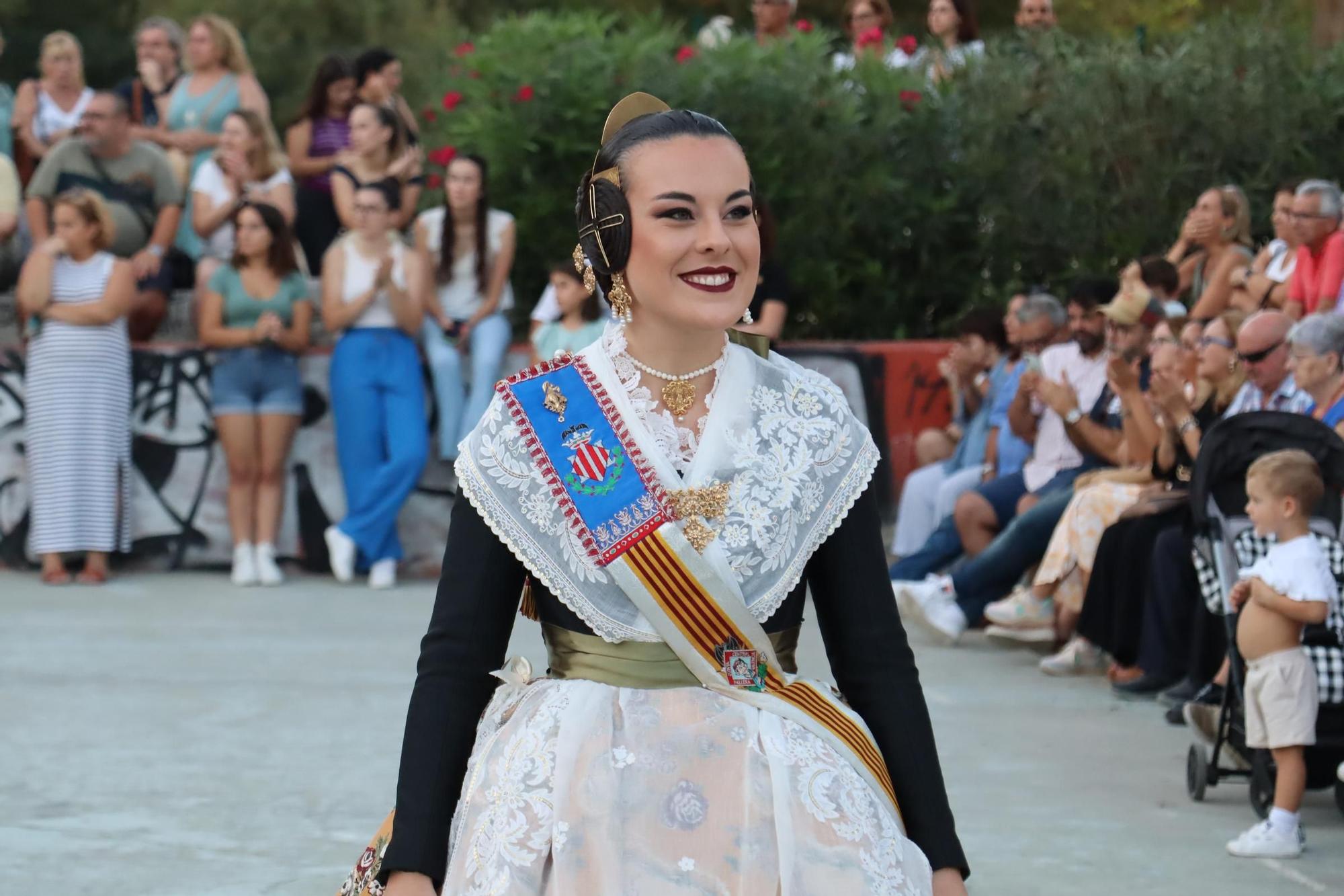 Las fallas de Camins al Grau izan la Senyera