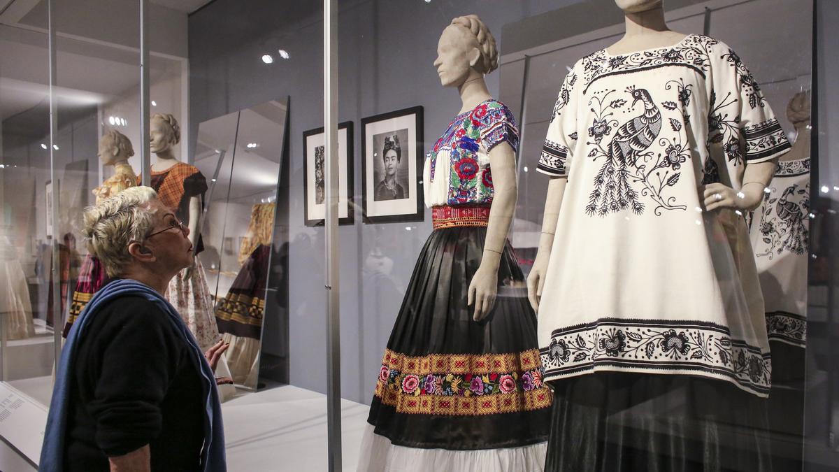 El Museo de la Moda de París ensalza a Frida Kahlo más allá de los clichés  - Levante-EMV