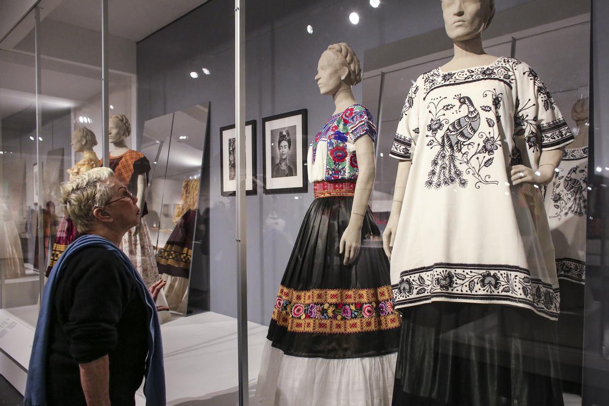 El Museu de la Moda de París enalteix Frida Kahlo, més enllà dels clixés