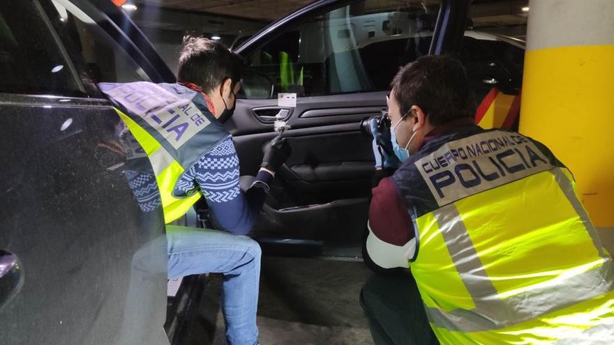 Agentes de la Policía Nacional inspeccionan el coche en el que ocurrió una de las agresiones