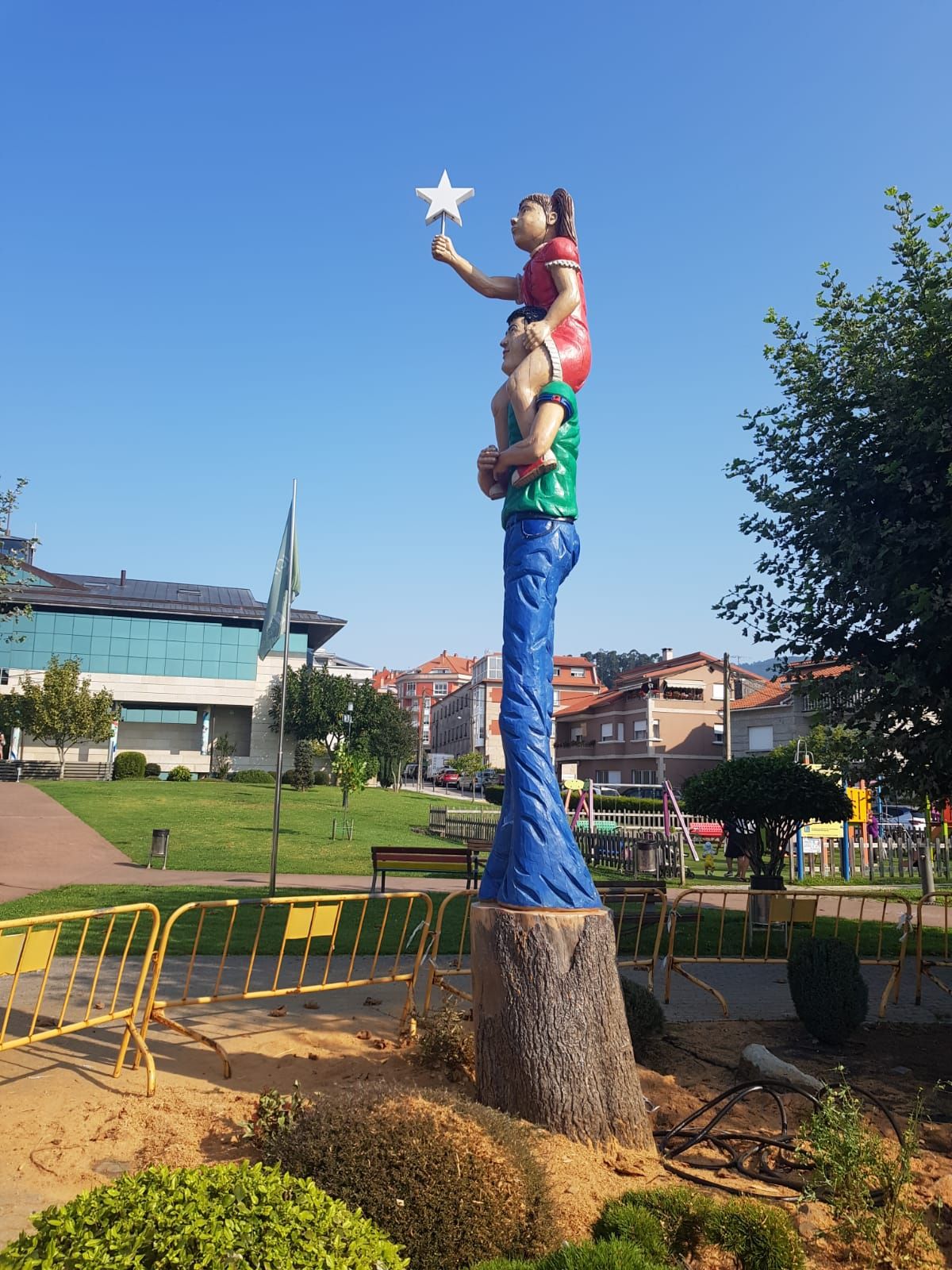 La escultura, situada en los jardines del concello de Moaña, tiene una altura de 5,10 metros.