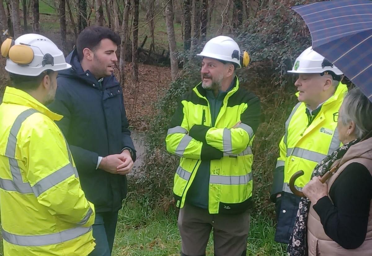 El regidor estradense, segundo izquierda, con técnicos y una vecina