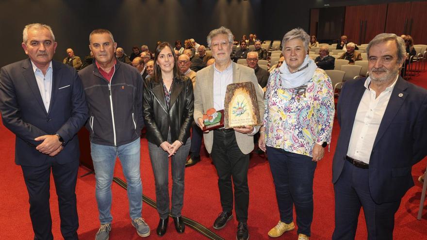 De izquierda a derecha, Fernando Delgado, Mino García, Eulalia Vázquez, José Avelino Gutiérrez, Montse García y José Antonio Celis, ayer, en el Club Prensa Asturiana.