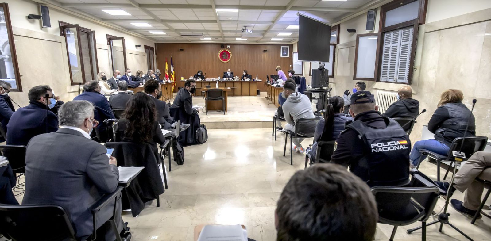 Abogados y acusados, ayer en una de las salas donde se celebra el juicio.