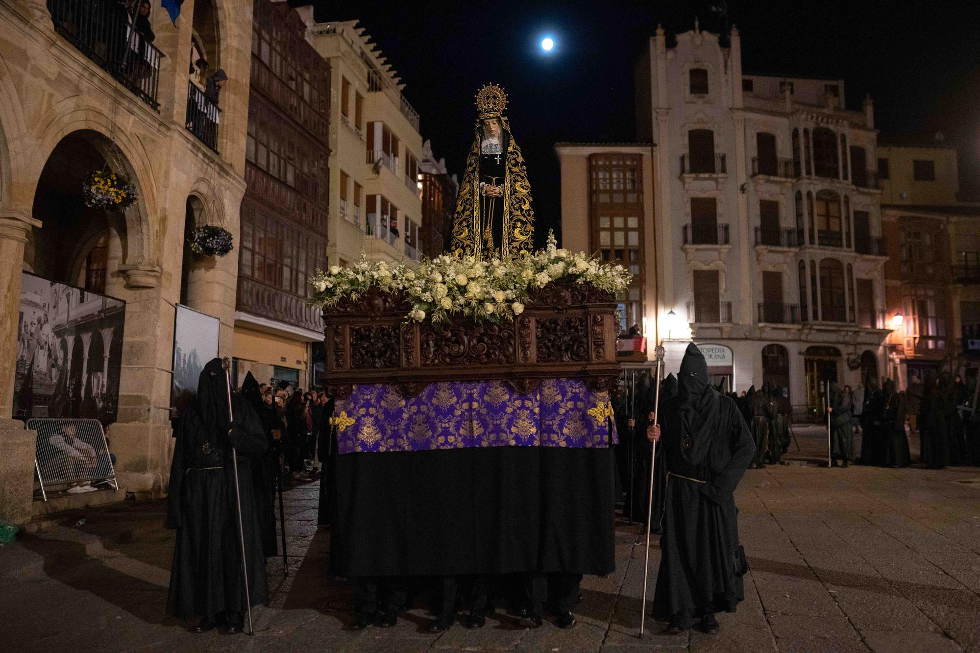 GALERÍA | La salida de Jesús Nazareno y las tradicionales sopas de ajo, en imágenes