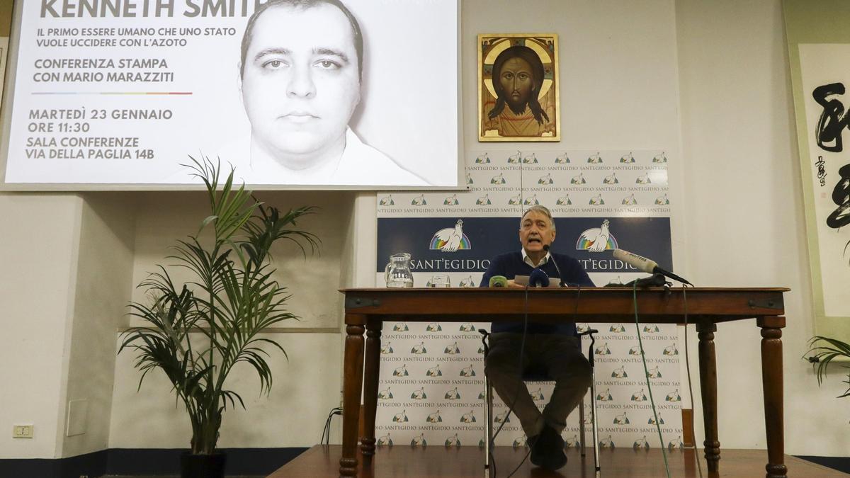 El cofundador de la Coalición Mundial contra la Pena de Muerte y miembro de la Comunidad Sant'Egidio, Mario Marazziti, durante una rueda de prensa para denunciar el método con el que será ejecutado el preso Kenneth Smith.