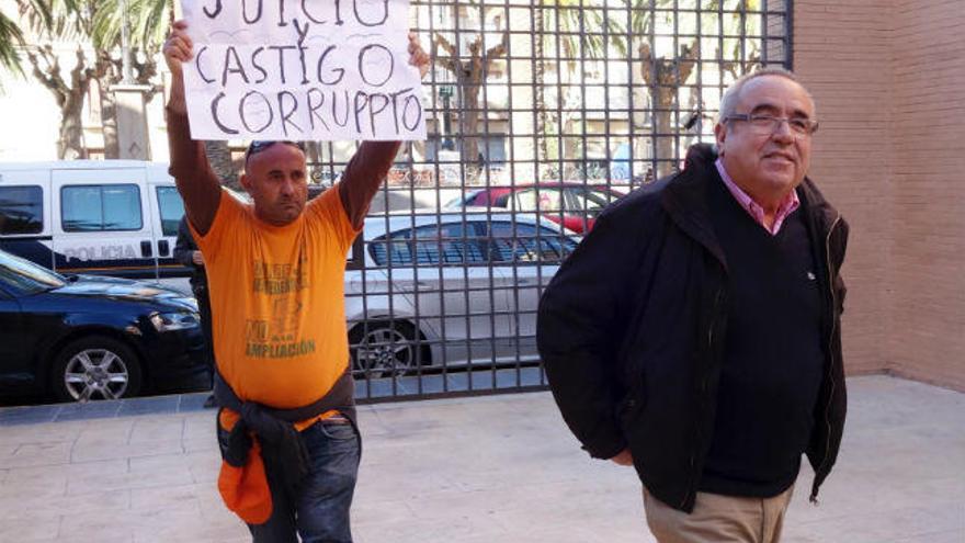 Fenoll, sorprendido por una protesta de las que se organizaron en los juzgados contra él