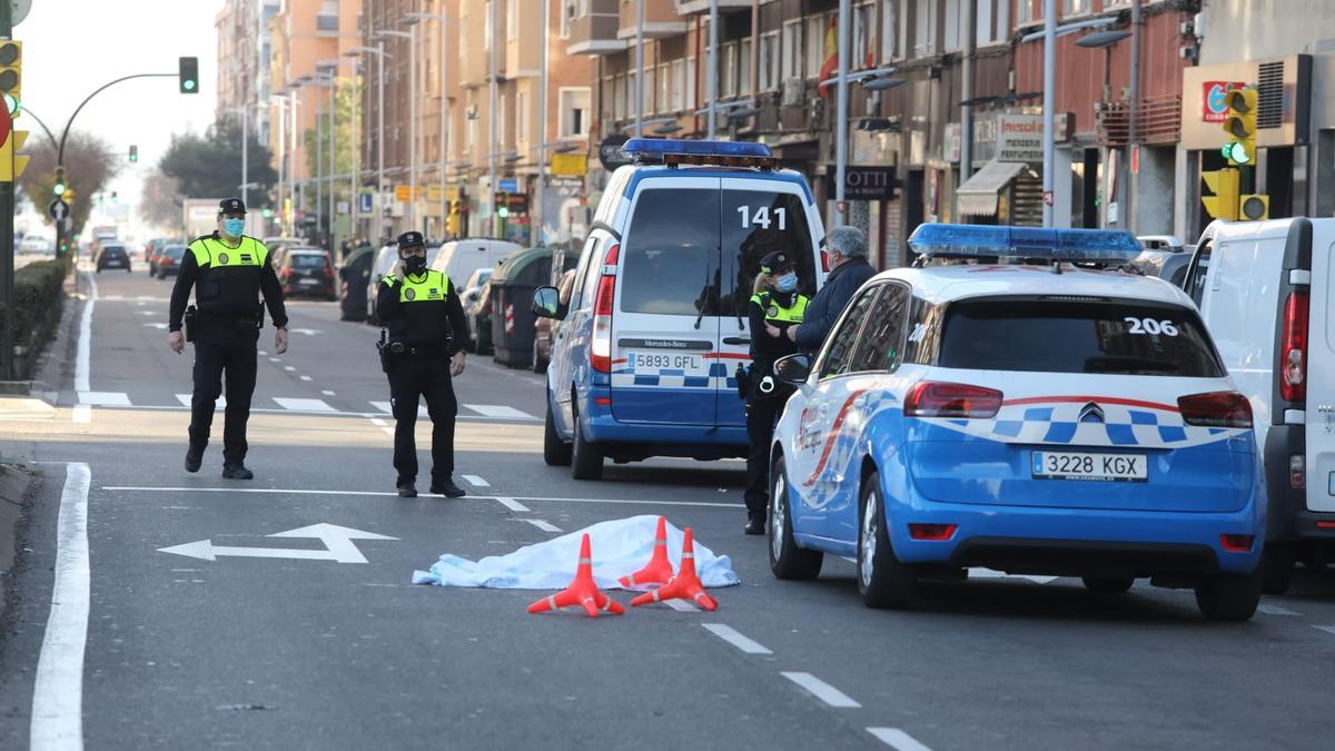 La Policía Local custodia el cuerpo a la espera del levantamiento del cadáver.