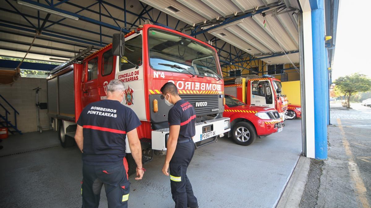 Dos bomberos en la base del servicio ponteareano.
