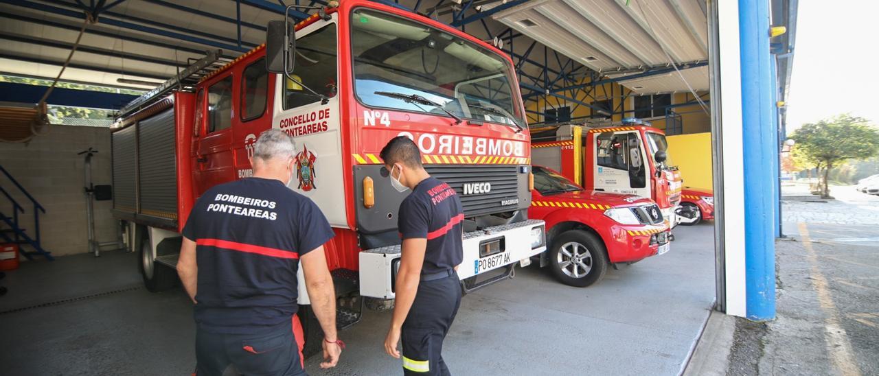Dos bomberos en la base del servicio ponteareano. // Anxo Gutiérrez