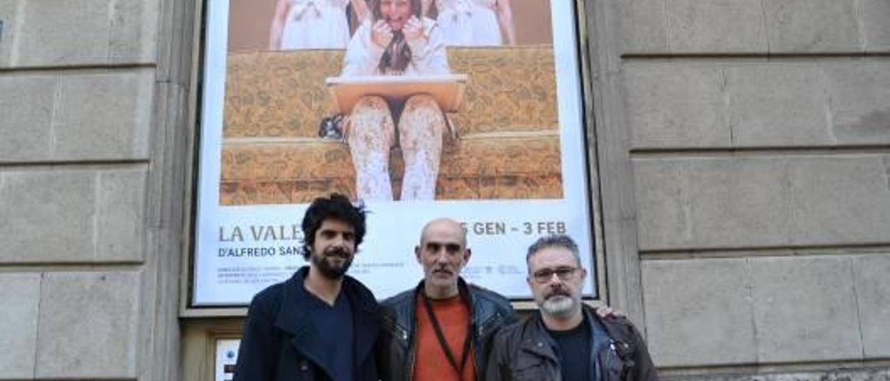 El actor F. Carril, Alfredo Sanzol y Robert García, ayer, en el Principal.