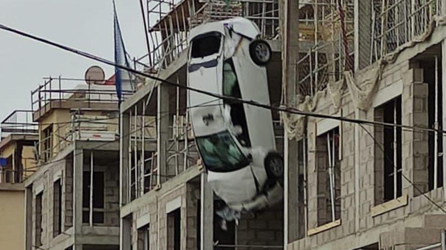 Un coche cae sobre un edificio en obras en Las Palmas de Gran Canaria.