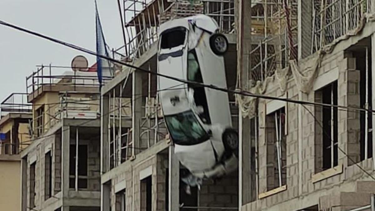 Un coche cae sobre un edificio en obras en Las Palmas de Gran Canaria.