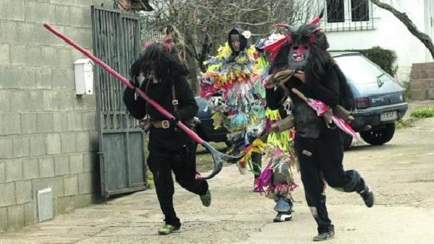 Los diablos acuden a casa de una vecina a pedir el aguinaldo.