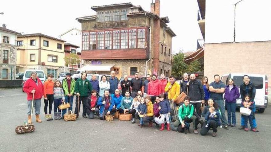 Participantes en las primeras jornadas micológicas de Sevares (Piloña).