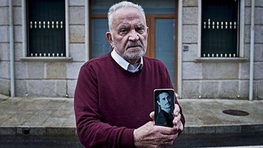 José Balboa, tío abuelo de Alberto Fornos, con una foto del joven emigrante asesinado.