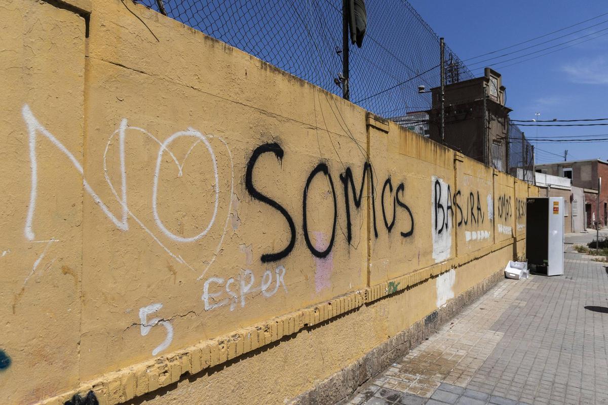 Pintada en una fachada junto a la Casitas Rosas de la Malva-rosa