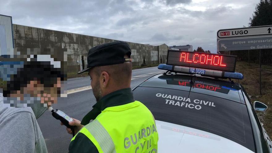 Interceptada sin carné y bajo los efectos del alcohol al ir a buscar a sus hijos al colegio