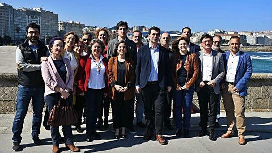 Caballero, ayer el centro de A Coruña con miembros de la candidatura del PSOE al Congreso y al Senado.