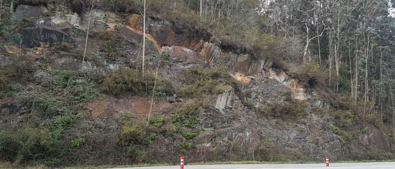 Uno de los puntos de la entrada a Luarca con riesgo de derrumbes.