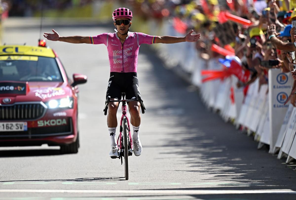 Richard Carapaz cruzando la meta y ganando la etapa número 18 del Tour de Francia 2026.