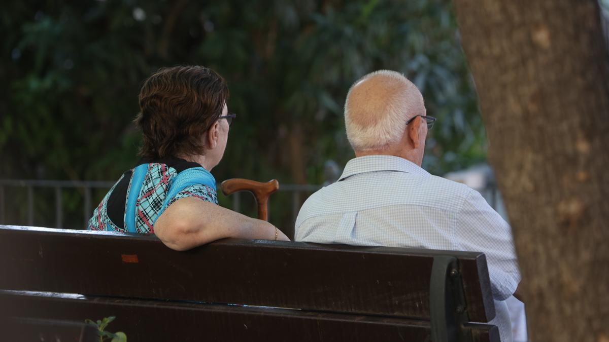 Una pareja de pensionistas en una plaza de Alicante, en una imagen de archivo.
