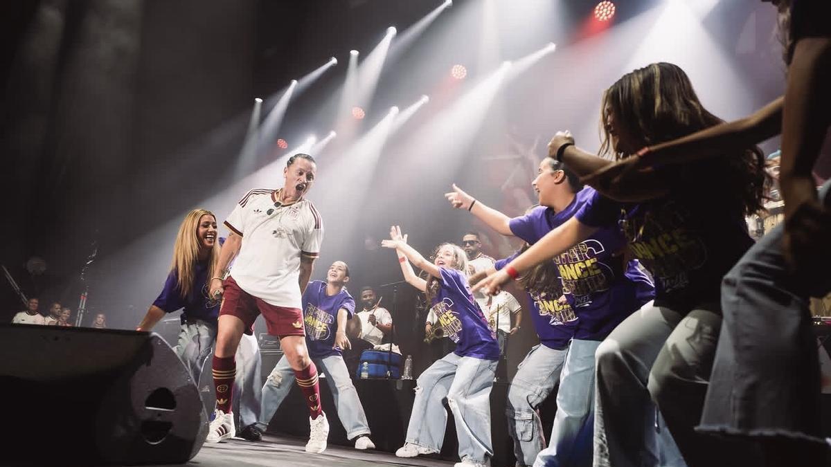 María Seco y sus alumnas, junto a Elvis Crespo, en su actuación en Madrid.