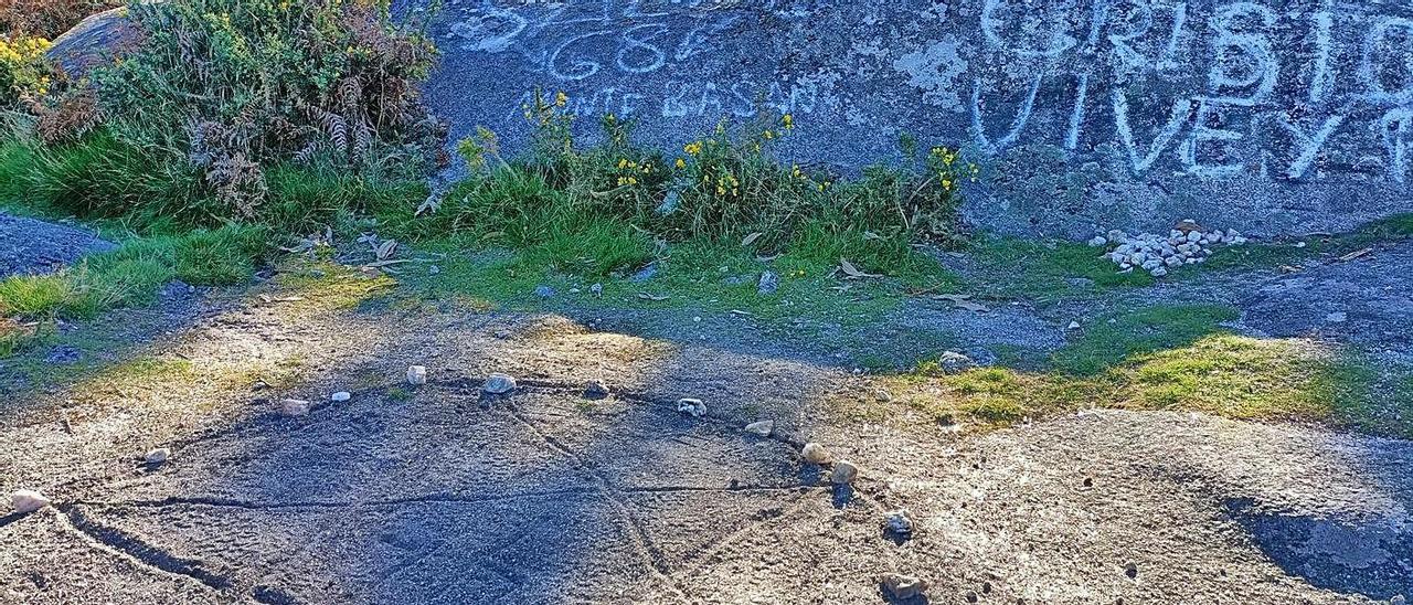 Una de las rocas pintadas
con la estrella de David en
el suelo, en el mirador de
O Galiñeiro. | // C.M.VINCIOS