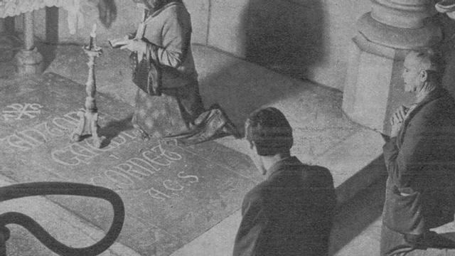 Tres fidels resen al costat de la tomba de Gaudí a finals de 1935.  | LE SOIR ILLUSTRÉ