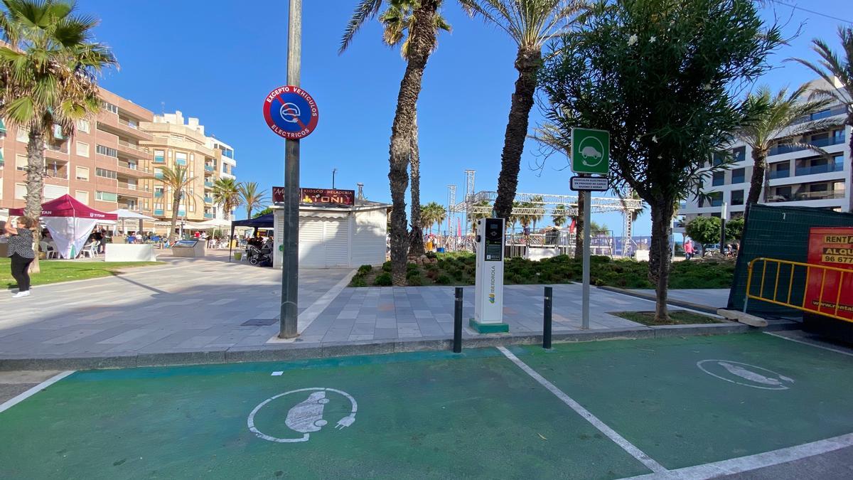 Estación de recarga en la calle Mayor de La Mata