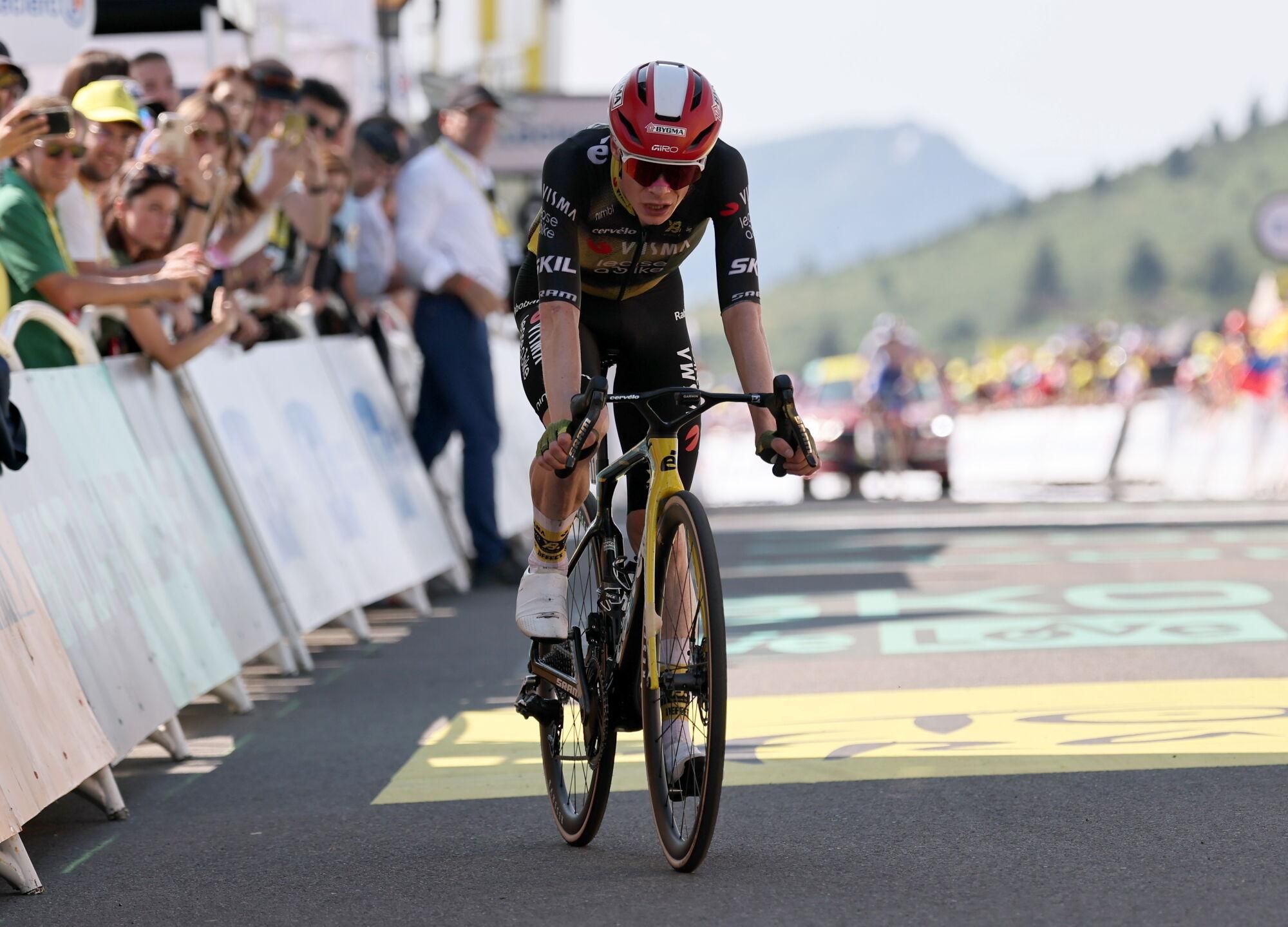 HAUTACAM (France), 17/07/2025.- Danish rider Jonas Vingegaard of Team Visma-Lease a Bike arrives at the finish of the 12th stage of the Tour de France cycling race over 180.6km from Auch to Hautacam, France, 17 July 2025. (Ciclismo, Francia) EFE/EPA/CHRISTOPHE PETIT TESSON