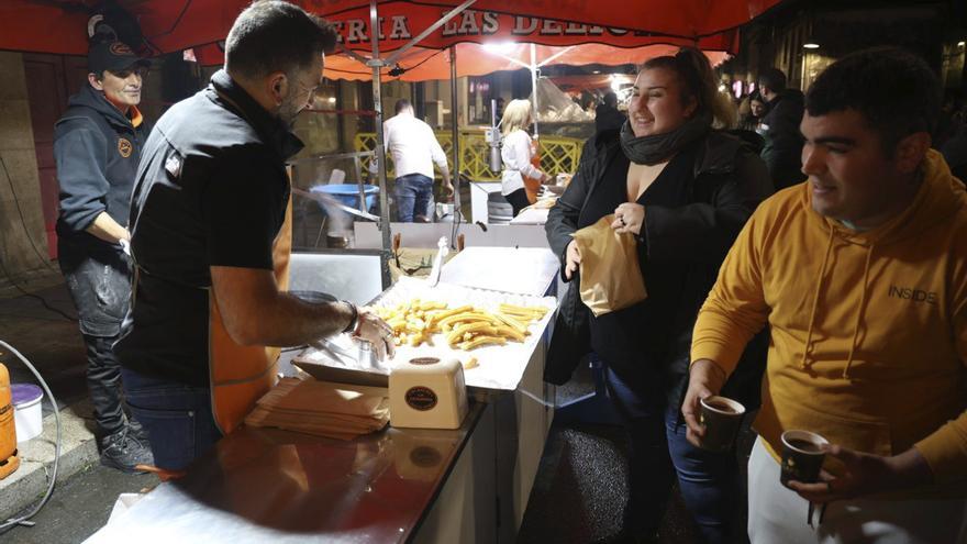 Público recogiendo churros y chocolate.