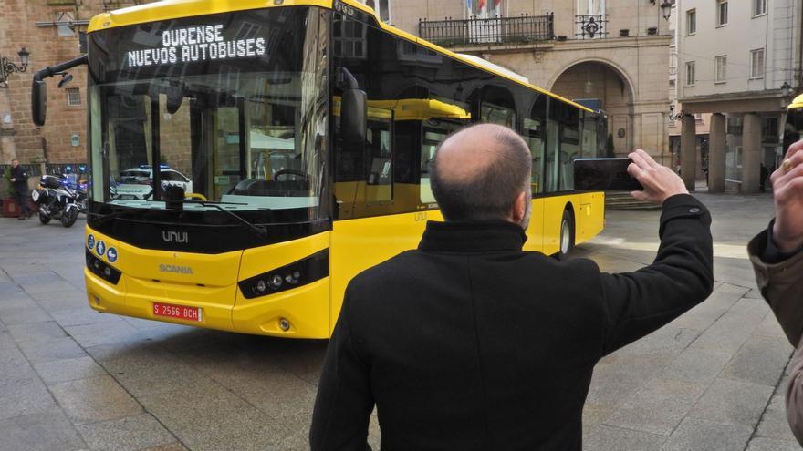 El alcalde grabando uno de los dos buses a prueba// F.CASANOVA